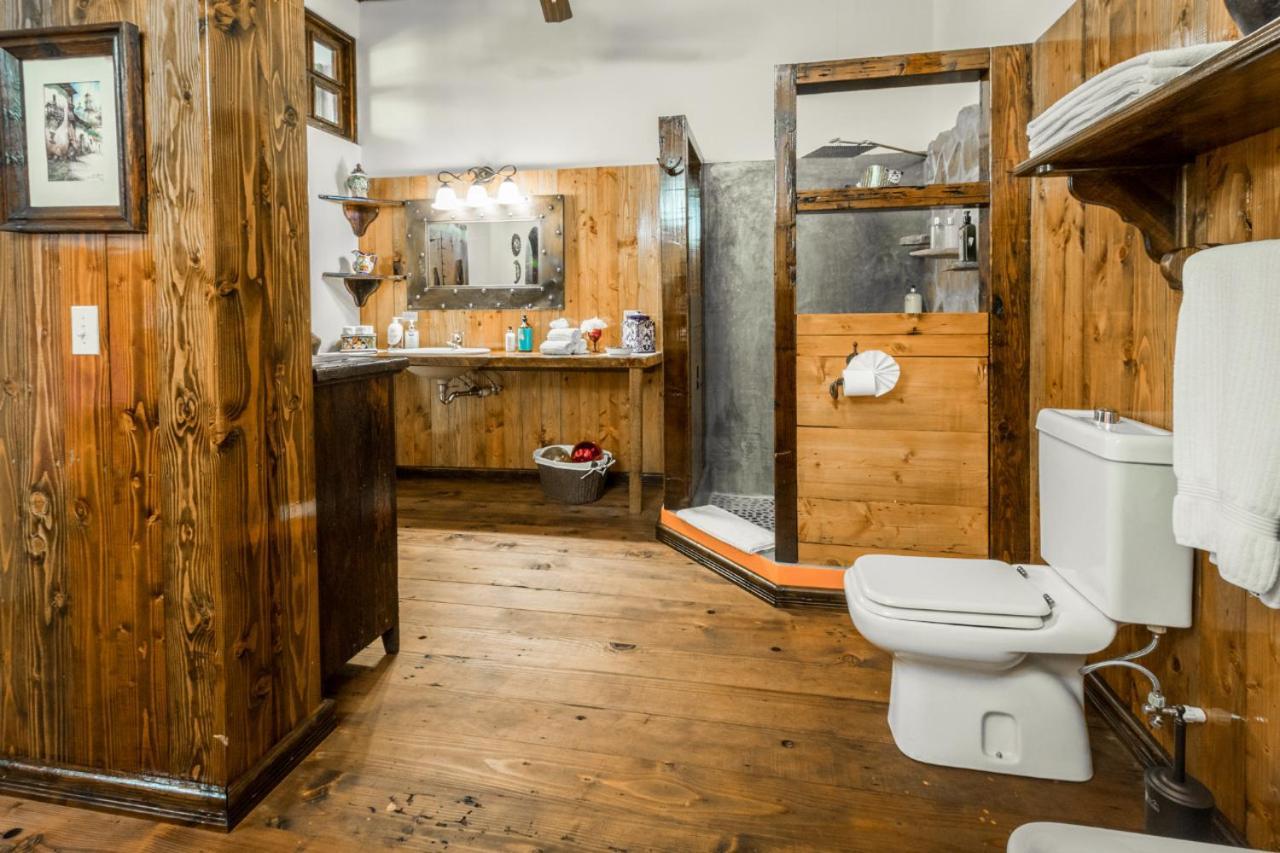 Deluxe King Suite,1231553933:JPEG